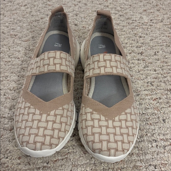 bernie mev. Cream & tan, woven flats. Memory foam. New in box. - Picture 2 of 6